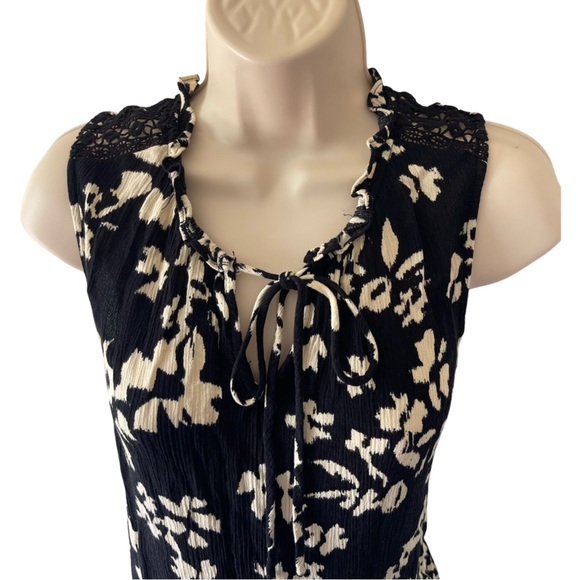 Bobeau Black and White Sleeveless Tie Front Blouse - Picture 2 of 4